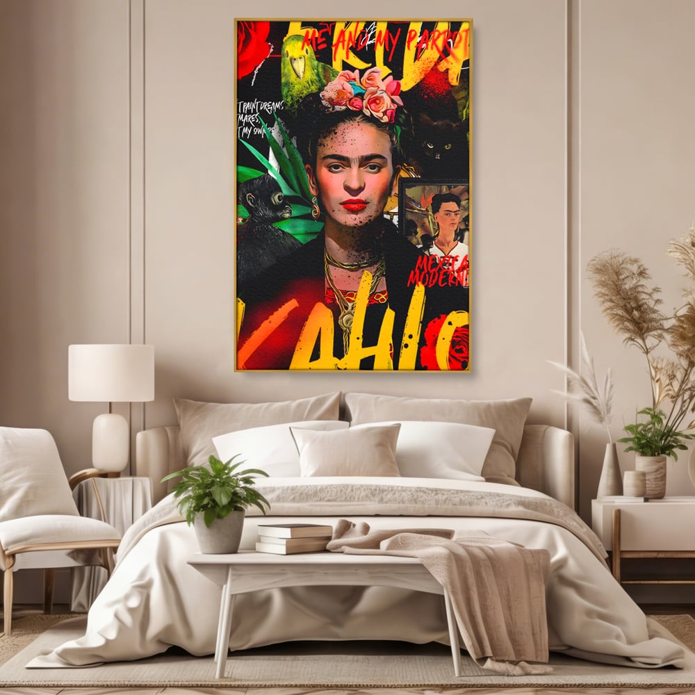 Tablou canvas cu tablou canvas portret frida kahlo, in rama de aluminiu auriu, pe perete intr-un dormitor